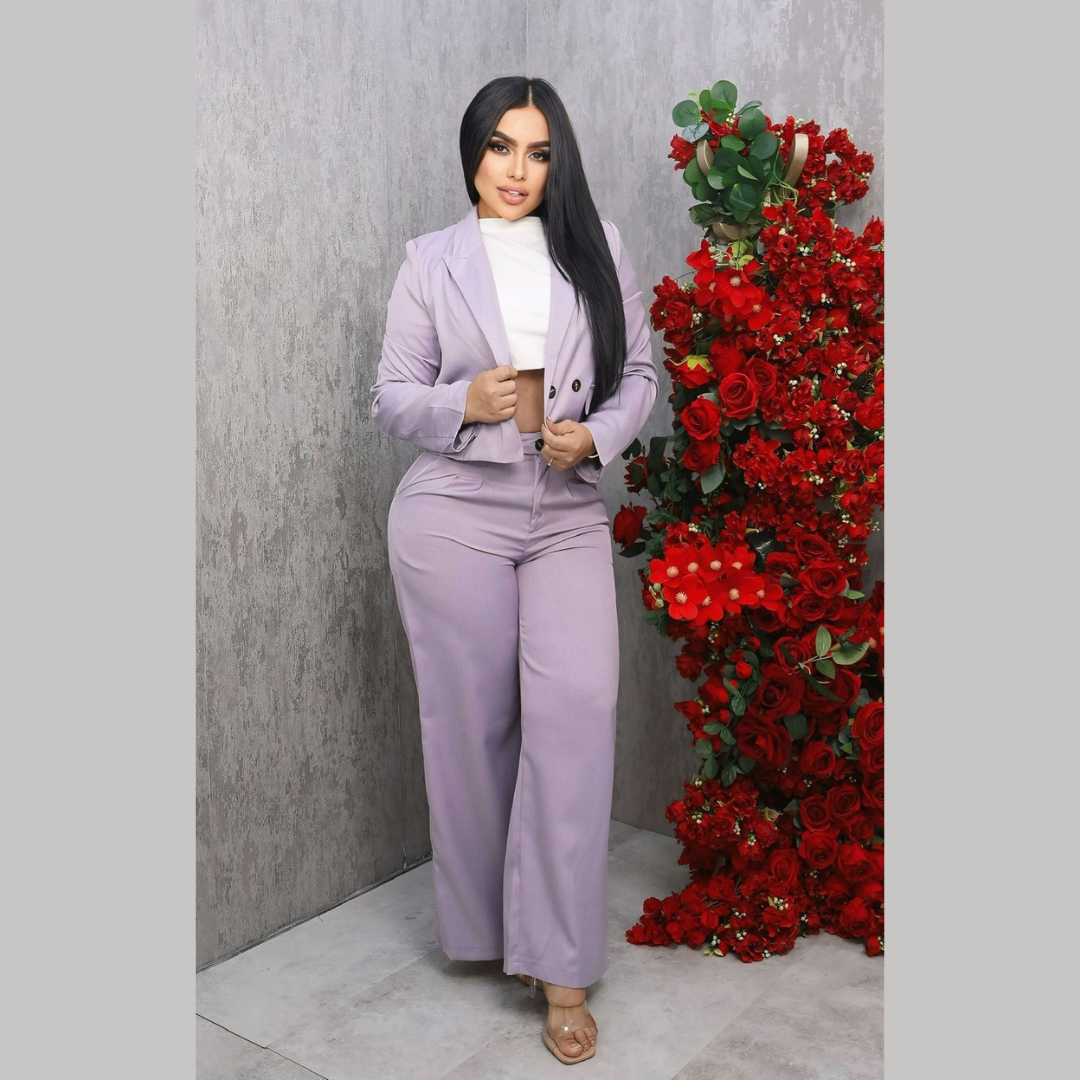 Conjunto de mujer elegante de dos piezas con blazer corto y pantalón ancho