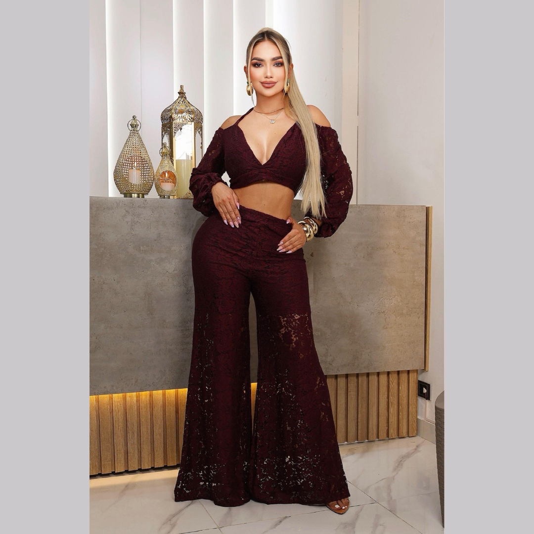Conjunto de encaje con top cruzado y pantalón acampanado