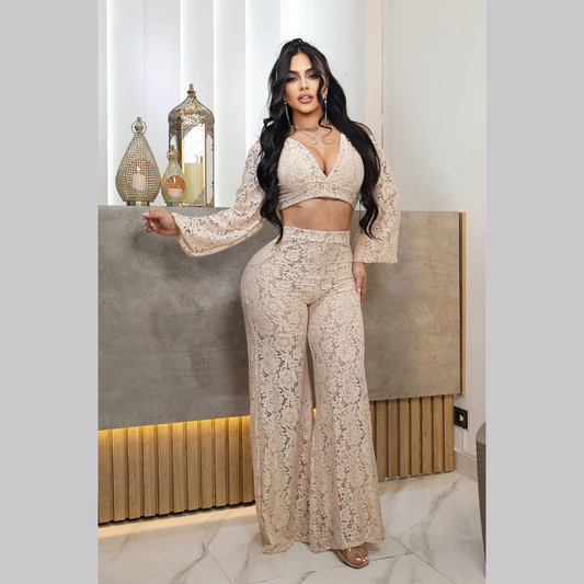 Conjunto de encaje con top cruzado y pantalón acampanado