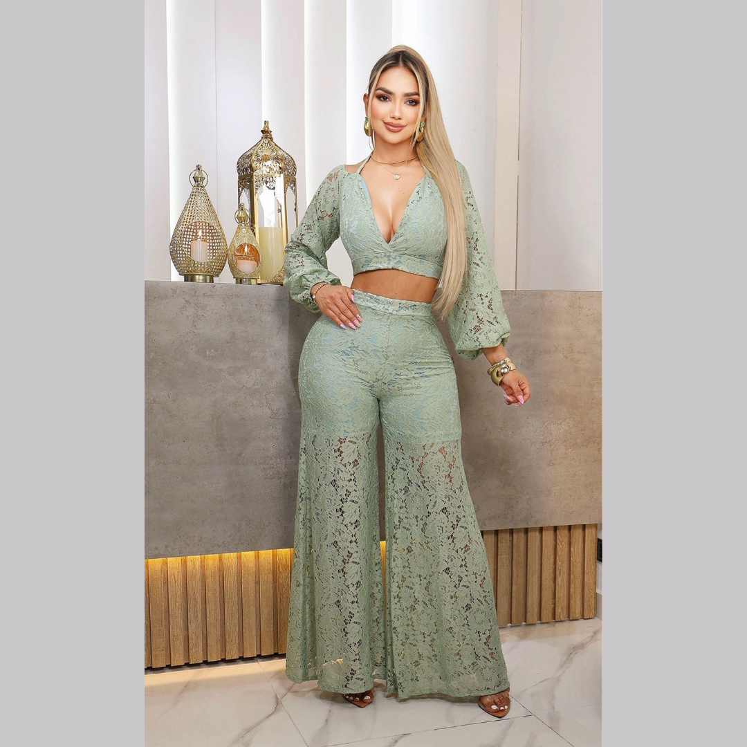 Conjunto de encaje con top cruzado y pantalón acampanado