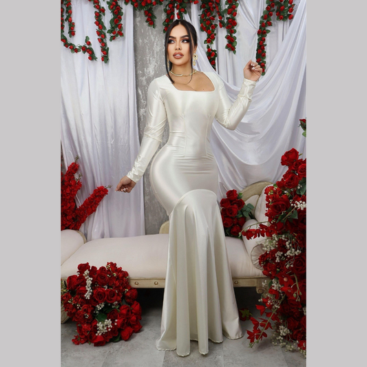 Vestido largo satinado de manga larga con escote cuadrado