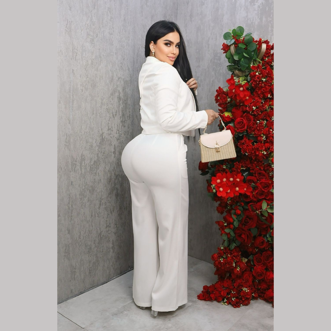 Conjunto de mujer elegante de dos piezas con blazer corto y pantalón ancho