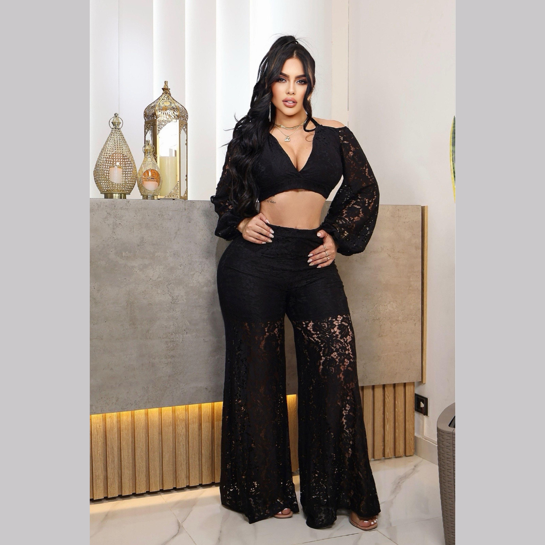 Conjunto de encaje con top cruzado y pantalón acampanado