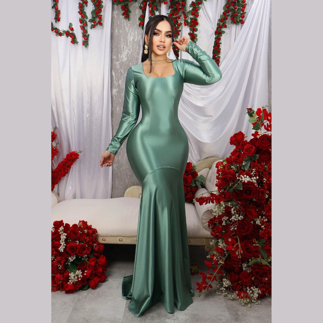 Vestido largo satinado de manga larga con escote cuadrado