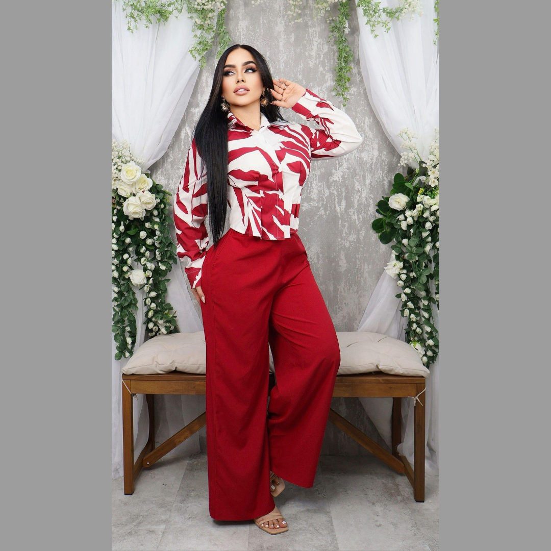 Conjunto formal elegante con camisa estampada y pantalón palazzo de tiro alto