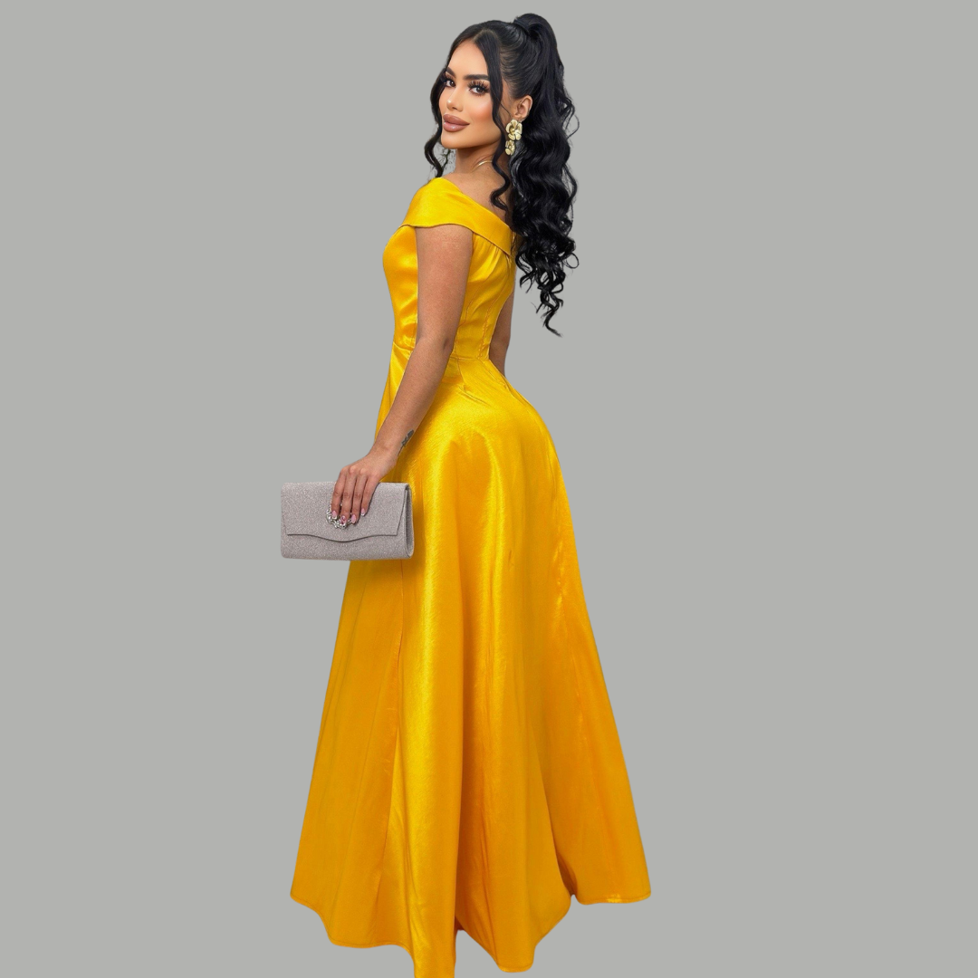 Vestido largo elegante con abertura y hombros caídos