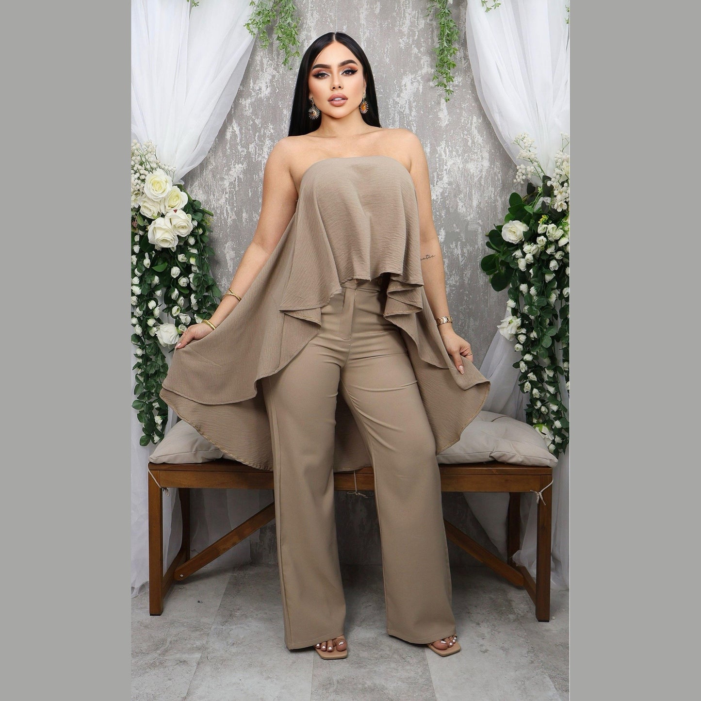 Conjunto elegante de dos piezas con capa asimétrica y pantalón bota ancha
