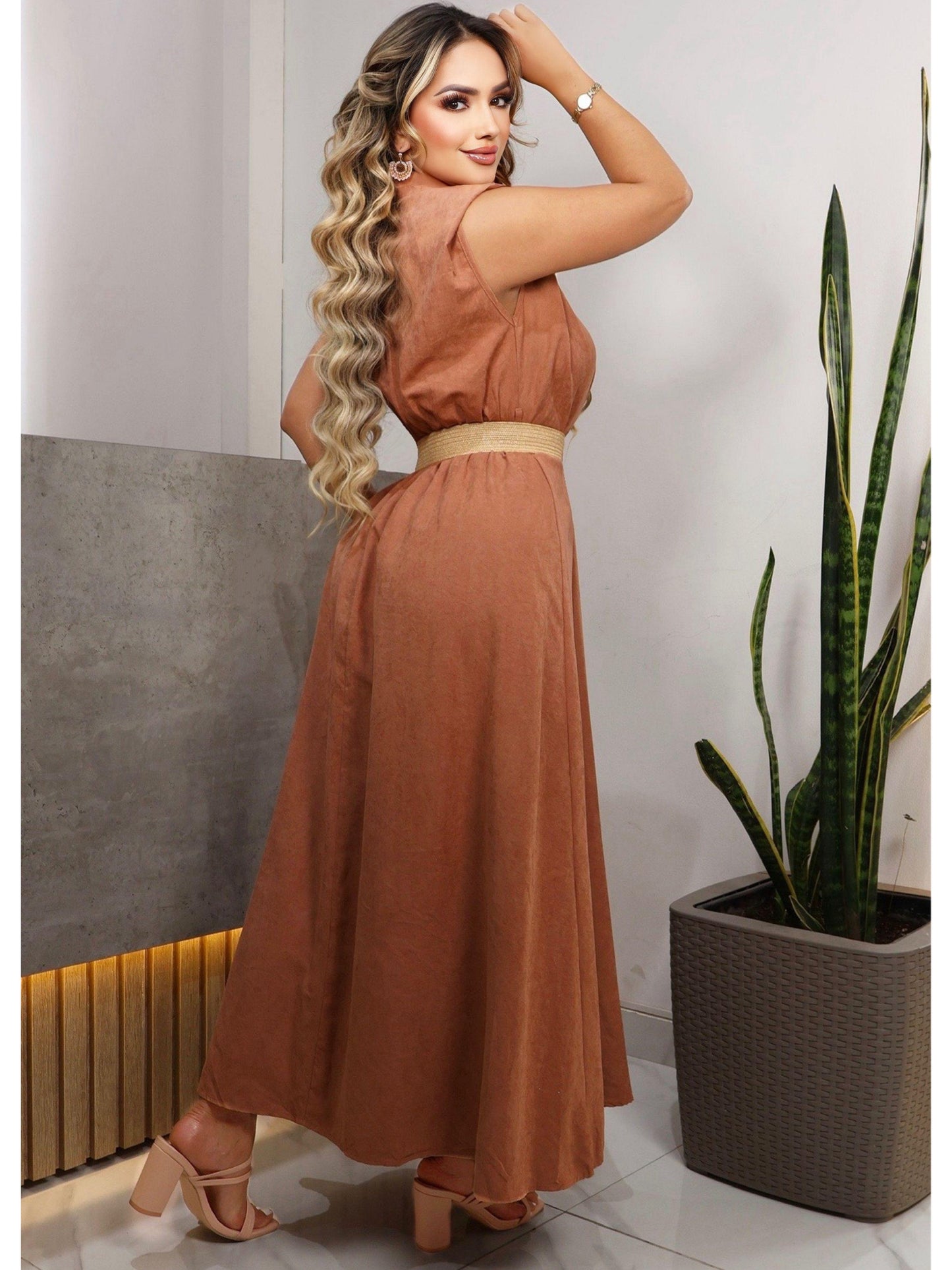 Vestido midi unicolor con fajon