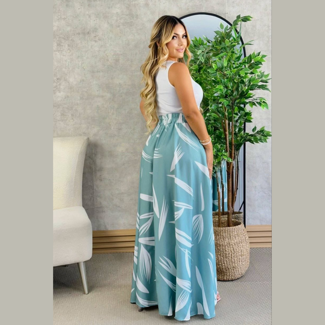 Conjunto de dos piezas con top ajustado sin mangas y falda larga estampada