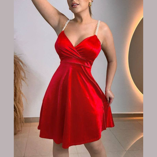 Vestido satinado con tirantes de perlas y diseño cruzado elegante