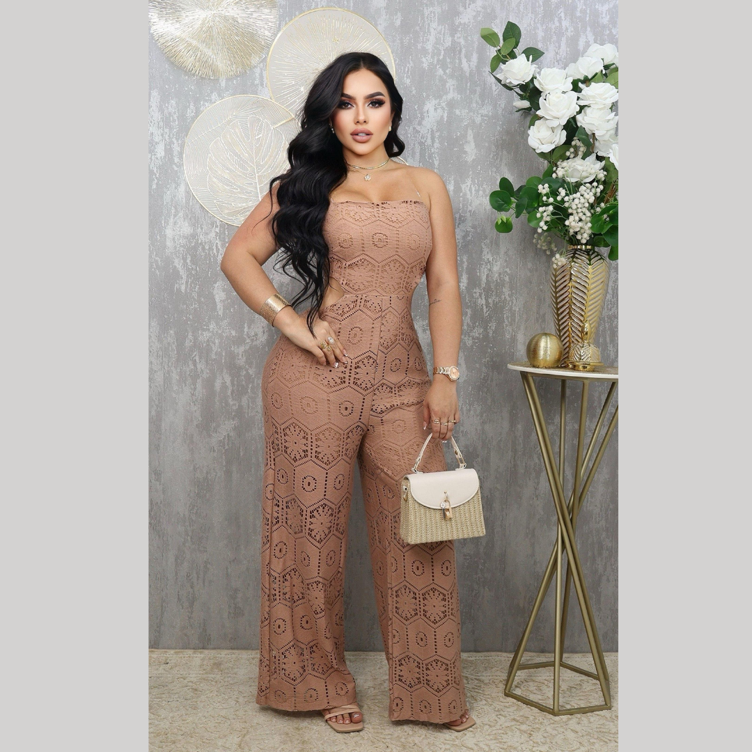 Enterizo de encaje con cut out y pierna ancha