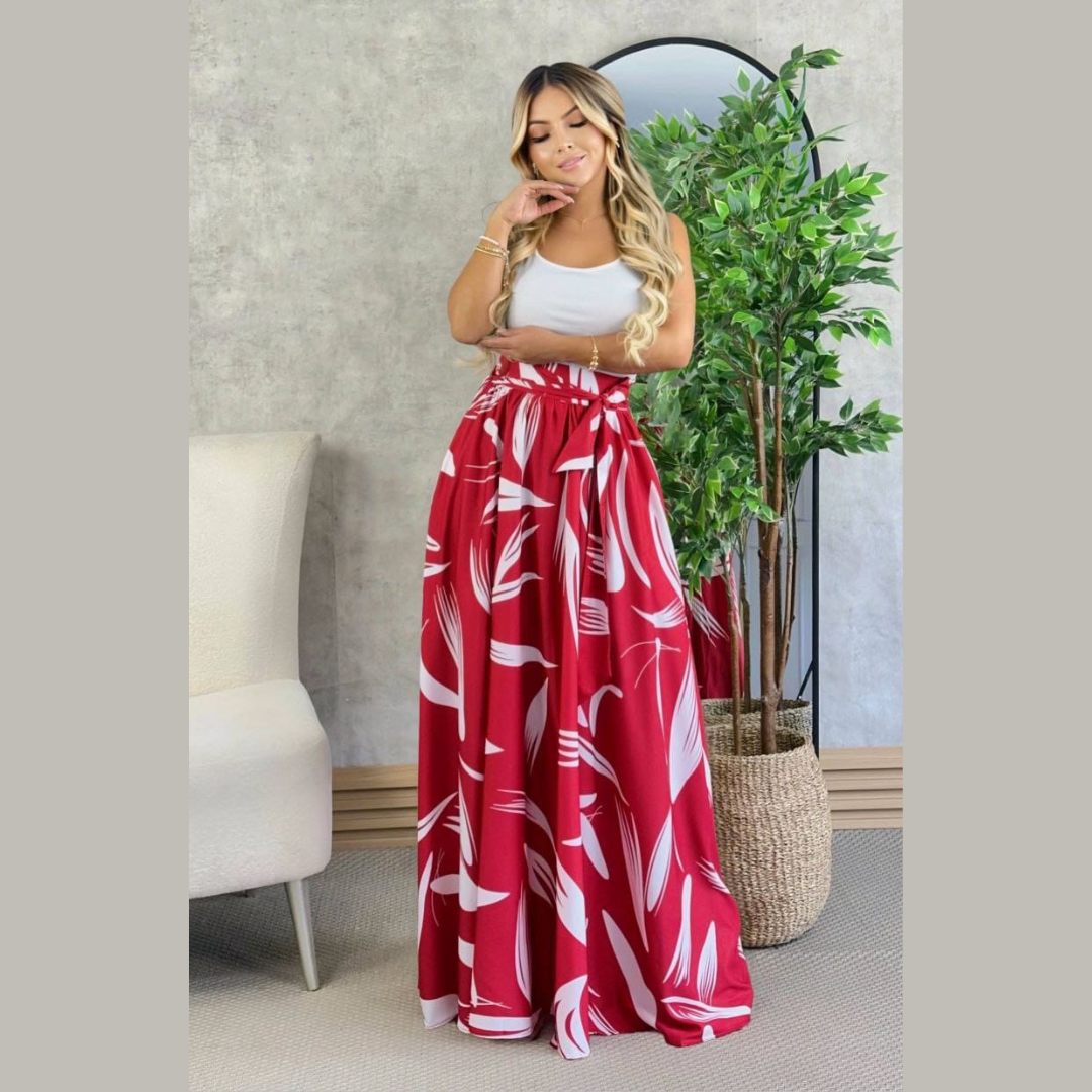 Conjunto de dos piezas con top ajustado sin mangas y falda larga estampada