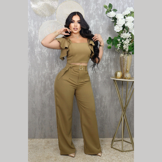 Conjunto de dos piezas con top de volantes y pantalón tiro alto