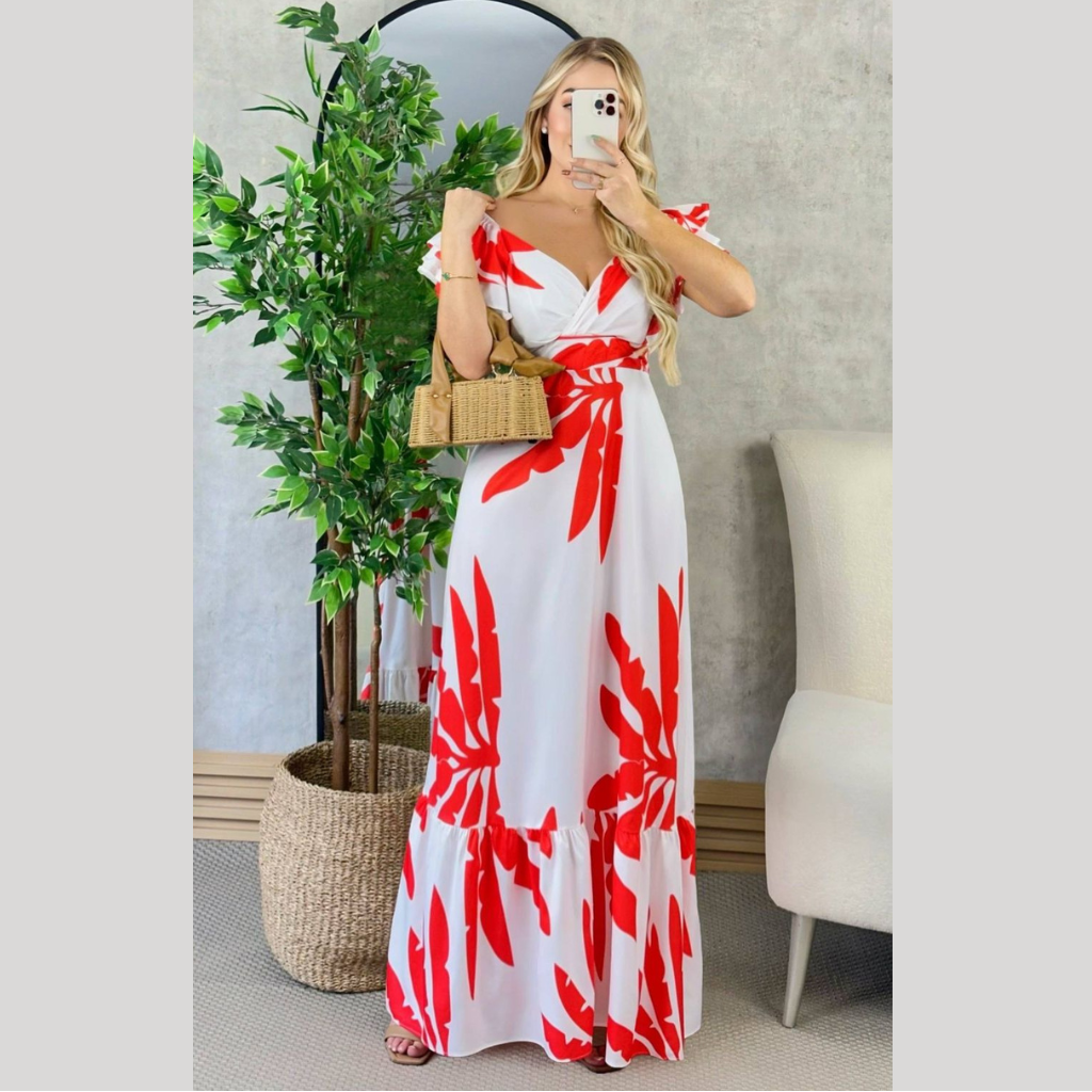 Vestido largo cruzado con estampado tropical y vuelo en el ruedo