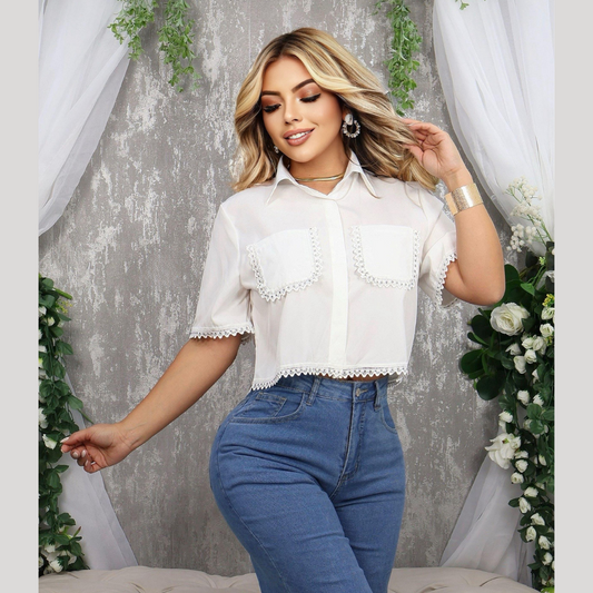 Blusa tipo camisa crop con bolsillos decorativos y detalles en encaje