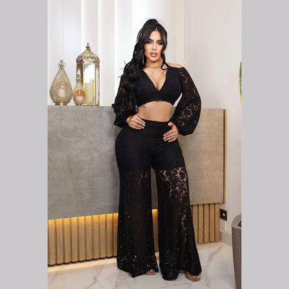 Conjunto de encaje con top cruzado y pantalón acampanado