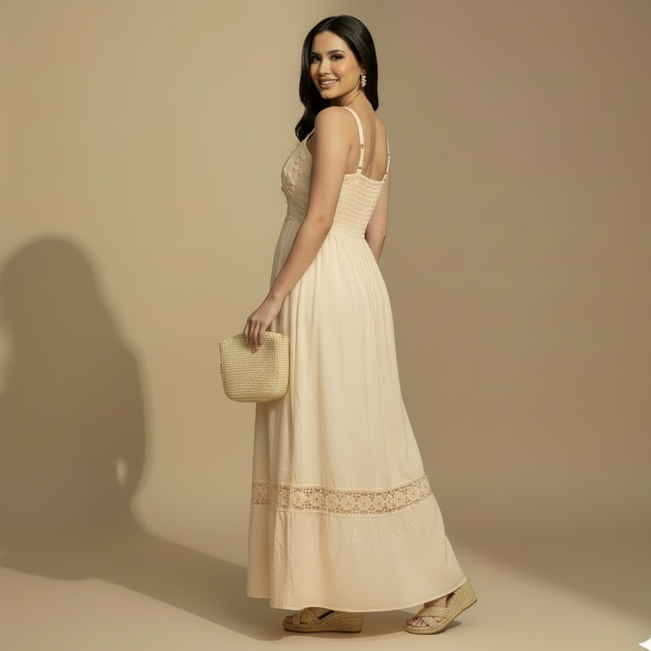 Vestido Largo Beige con Escote Recto y Flores en Relieve