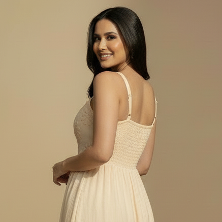 Vestido Largo Beige con Escote Recto y Flores en Relieve