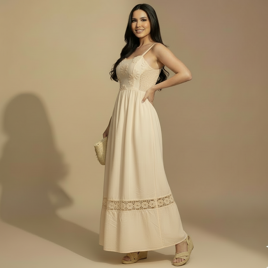 Vestido Largo Beige con Escote Recto y Flores en Relieve