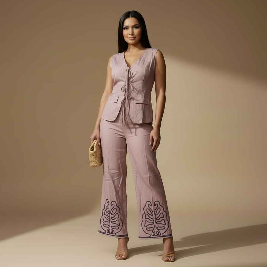 Conjunto de Chaleco y Pantalón con Detalle Decorativo