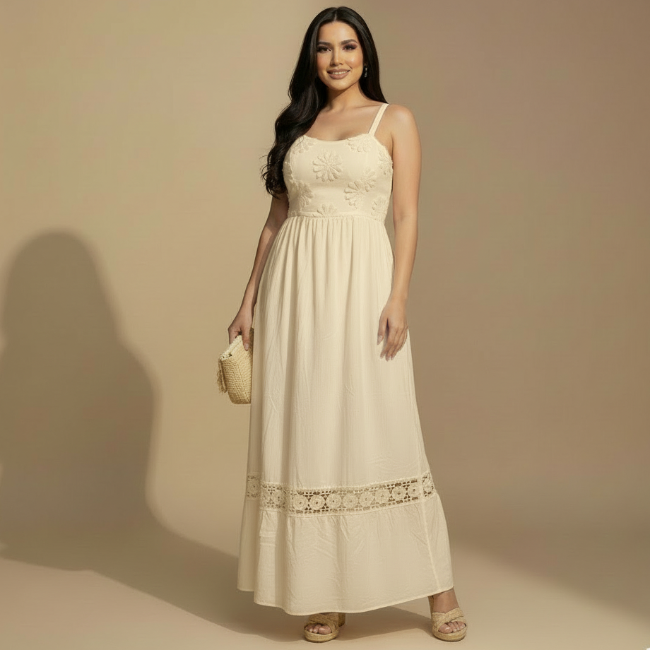 Vestido Largo Beige con Escote Recto y Flores en Relieve