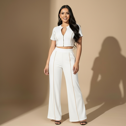 Conjunto negro de dos piezas con top corto y pantalón de bota ancha.