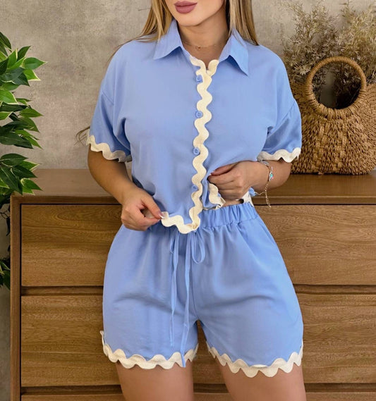 Conjunto camisero de dama en tejido ligero con detalles ondulados