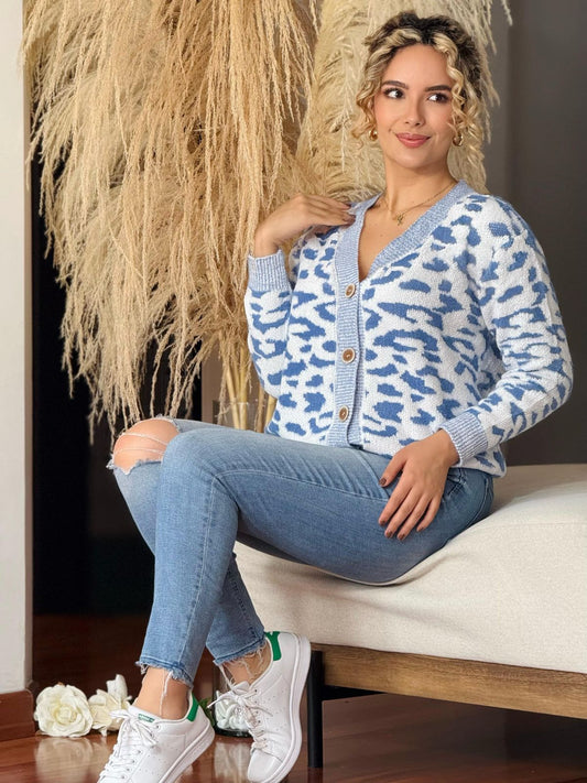 Buso tejido con estampado animal y botones frontales look casual y moderno